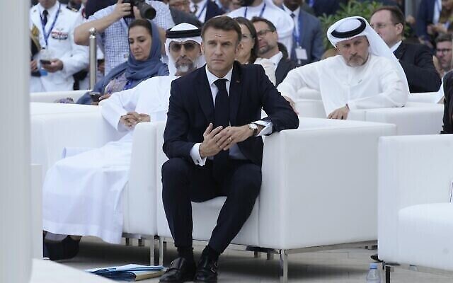 Le président français Emmanuel Macron lors d'un événement au sommet du climat de la COP28, à Dubaï, aux Émirats arabes unis, le 2 décembre 2023. (Crédit : AP Photo/Peter Dejong)