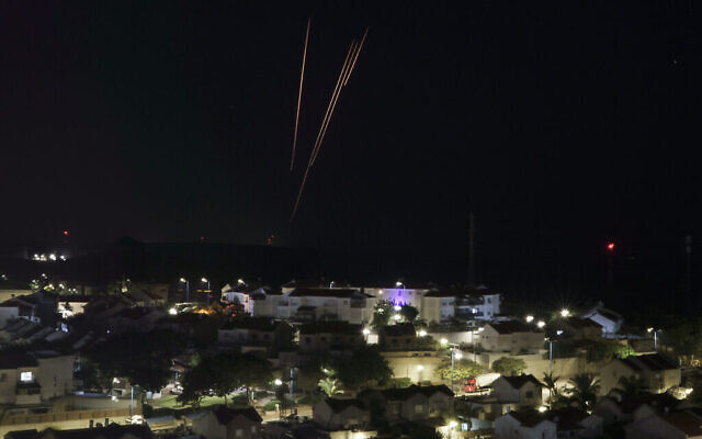 Des roquettes tirées vers Israël depuis la bande de Gaza, vues depuis le sud d'Israël, le 2 décembre 2023. (Crédit : AP Photo/Leo Correa)