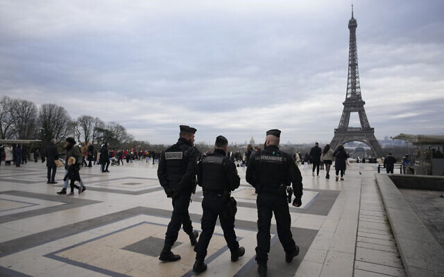 Des gendarmes français patrouillent sur la place du Trocadéro près de la Tour Eiffel après qu'un homme a attaqué des passants samedi soir, tuant un touriste allemand avec un couteau et en blessant deux autres à Paris, le dimanche 3 décembre 2023. (Crédit :  AP/Christophe Ena)