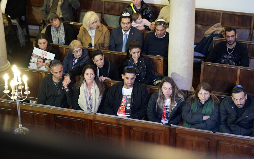 Des proches des otages Eli et Yossi Sharabi, Tsachi Idan et Idan Shtivi à une cérémonie de prière pour leur libération, dans une synagogue de Lisbonne, au Portugal, le 5 décembre 2023. (Crédit : AP Photo/Armando Franca)