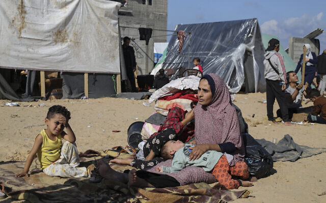 Des Palestiniens déplacés par les bombardements israéliens sur la bande de Gaza installant un camp de tentes, à Rafah, le 6 décembre 2023. (Crédit : Hatem Ali/AP Photo)