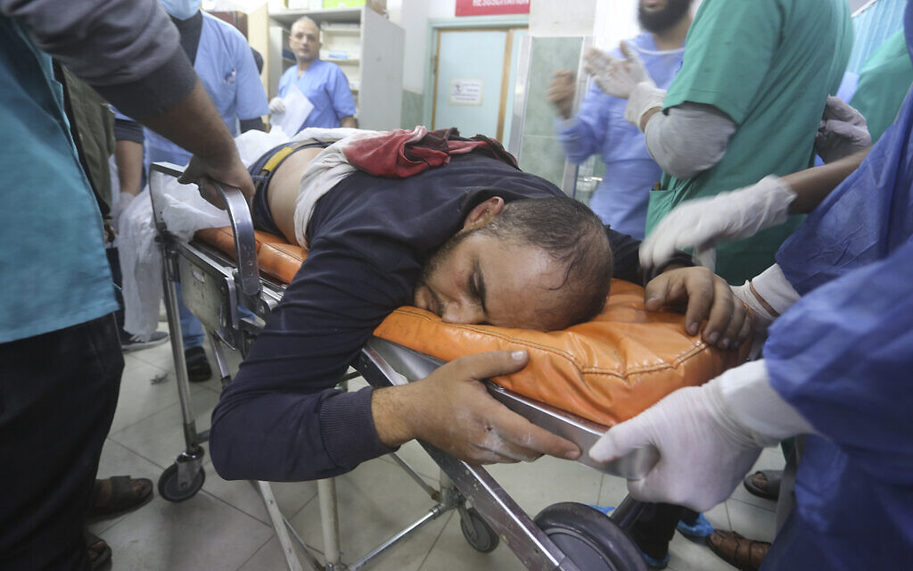 Des Palestiniens blessés lors d'une frappe israélienne dans la bande de Gaza arrivant à l'hôpital de Rafah, le 6 décembre 2023. (Crédit : Hatem Ali/AP)