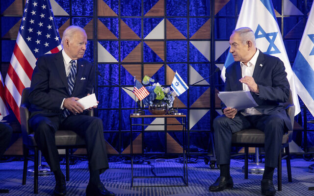 Le président américain Joe Biden et le Premier ministre israélien Benjamin Netanyahu discutent de la guerre entre Israël et le Hamas, à Tel Aviv, le 18 octobre 2023. (Crédit : Miriam Alster/Pool Photo via AP)