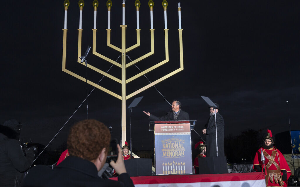 Doug Emhoff, l'époux de la vice-présidente Kamala Harris, à gauche, prenant la parole à côté du rabbin Levi Shemtov, lors de l'allumage national de la menorah de Hanoukka, sur l'ellipse de la Maison Blanche, à Washington, le 7 décembre 2023. (Crédit : Jacquelyn Martin/AP Photo)