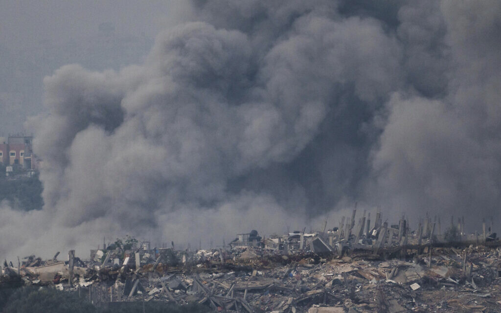 De la fumée s'élève suite à une frappe israélienne dans la bande de Gaza depuis le sud d'Israël, le 7 décembre 2023. (Crédit : AP Photo/Leo Correa)
