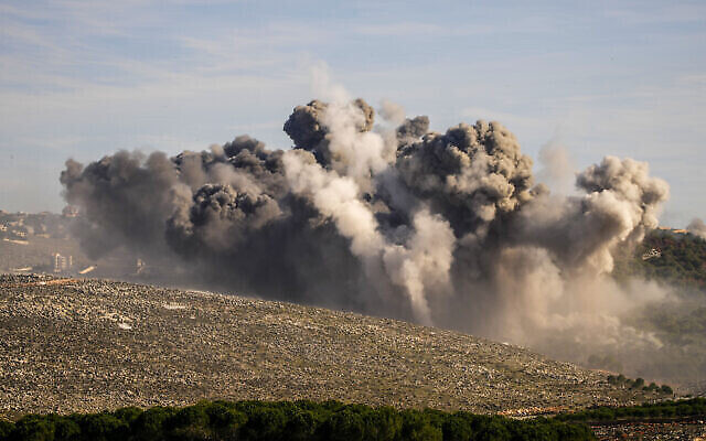Une colonne de fumée noire s’élevant après une frappe aérienne israélienne en périphérie de Yaroun, village libanais  frontalier d'Israël, dans le sud du Liban, le 10 décembre 2023. (Crédit : Hassan Ammar/AP Photo)