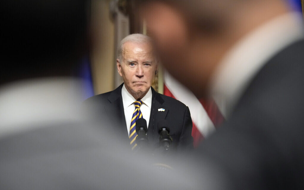 Le président Joe Biden écoute la question d'un journaliste pendant une conférence de presse aux côtés du président ukrainien Volodymyr Zelenskyy au sein de l'Executive Office Building du campus de la Maison Blanche, le 12 décembre 2023. (Crédit :  AP Photo/Andrew Harnik)