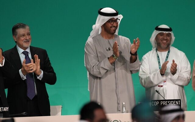 Le président de la COP28, Sultan al-Jaber, au centre applaudit après l'adoption du premier bilan au sommet sur le climat de la COP28 des Nations unies aux Émirats arabes unis, le 13 décembre 2023. (Crédit : AP Photo/Kamran Jebreili)