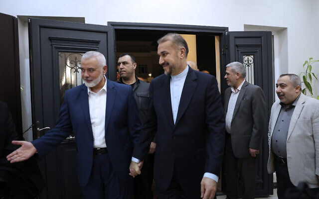 Le chef du Hamas Ismaïl Haniyeh, à gauche, accueillant le ministre iranien des Affaires étrangères Hossein Amirabdollahian à Doha, au Qatar, sur une photo publiée le 20 décembre 2023. (Crédit : Ministère des Affaires étrangères étrangères via AP)