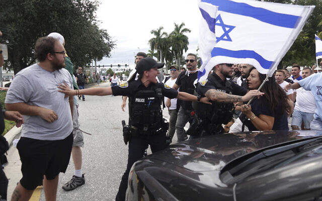 La police sépare des militants pro-israéliens et pro-palestiniens lors d'une manifestation à Fort Lauderdale, en Floride, le 8 octobre 2023. (Crédit :  Joe Cavaretta/South Florida Sun-Sentinel via AP, File)