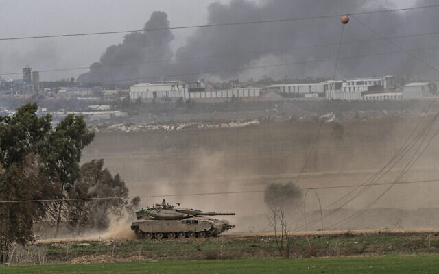 Un char de l’armée israélienne se déplace près de la frontière de la bande de Gaza, dans le sud d’Israël, le samedi 23 décembre 2023. (Crédit : AP/Tsafrir Abayov)