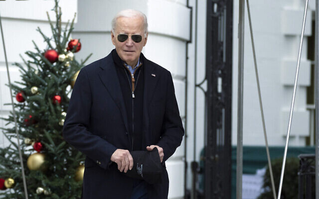 Le président américain Joe Biden se dirige vers les membres des médias alors qu'il quitte la Maison Blanche, le 23 décembre 2023. (Crédit : AP/Manuel Balce Ceneta)