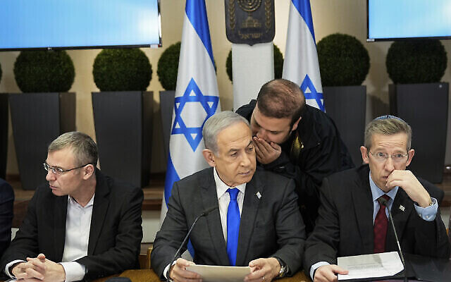Le Premier ministre Benjamin Netanyahu, au centre, présidant une réunion du Conseil des ministres depuis la base militaire de la Kirya, à Tel Aviv, le 24 décembre 2023. (Crédit : Ohad Zwigenberg/AP Photo/Pool)