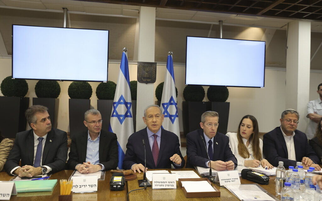 Le Premier ministre Benjamin Netanyahu, au centre, assistant à la réunion hebdomadaire du cabinet à la Kirya, à Tel Aviv, le 31 décembre 2023. (Crédit : Abir Sultan/Pool Photo via AP)