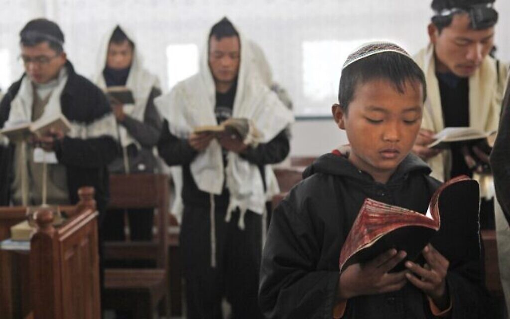 Illustration : Des membres de la communauté juive de Bnei Menashe prient dans une synagogue à Manipur, le 20 décembre 2012. (Crédit : AP Photo/Anupam Nath)