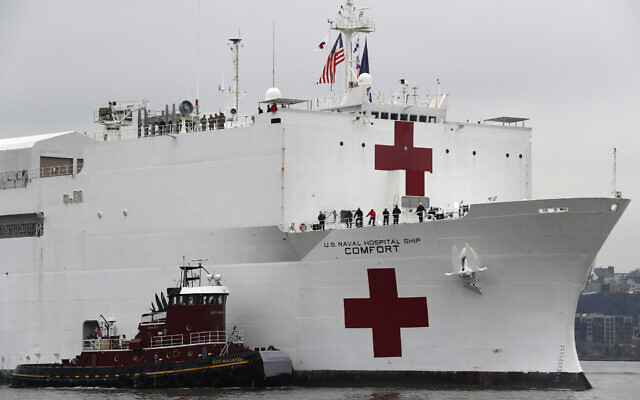 Illustration : L'USNS Comfort, un navire-hôpital de la marine d'une capacité de 1 000 lits, remontant le fleuve Hudson, avant d'arriver au Pier 90 à New York, le 30 mars 2020. (Crédit : Kathy Willens/AP Photo)