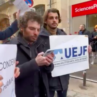 Des militants de l’Union des étudiants juifs de France (UEJF), dont le président Samuel Lejoyeux (au centre) lors d’une manifestation devant Sciences Po Paris, le 29 novembre 2023. (Crédit : Capture d’écran UEJF)