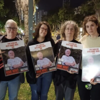 Fiona Wax (à gauche), sœur jumelle d'Aviva Siegel (deuxième à partir de la droite), avec Tal, la fille de Wax (deuxième à partir de la gauche), et Shir, la plus jeune fille de Siegel (tout à droite), lors d'un rassemblement pour la libération des otages, à Tel Aviv, le 2 décembre 2023. (Autorisation)