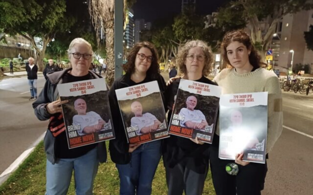 Fiona Wax, à gauche, sœur jumelle d'Aviva Siegel, deuxième à partir de la droite, avec Tal, la fille de Wax, deuxième à partir de la gauche, et Shir, la plus jeune fille de Siegel, tout à droite, lors d'un rassemblement pour la libération des otages, à Tel Aviv, le 2 décembre 2023. (Autorisation)
