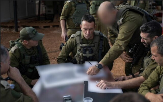 Le chef d'état-major de l'armée israélienne, le lieutenant-général Herzi Halevi, au centre, tenant une évaluation avec des officiers, dans le nord d'Israël, le 10 décembre 2023. (Crédit : Armée israélienne)
