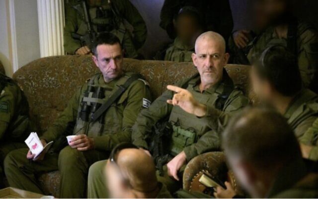 Le chef d'état-major de l’armée israélienne, le lieutenant-général Herzi Halevi, à gauche, et le chef du Shin Bet, Ronen Bar, tenant une évaluation avec des officiers supérieurs dans le sud de Gaza, à Khan Younès, le 11 décembre 2023. (Crédit : Armée israélienne)