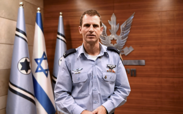 Le général de brigade Omer Tischler, chef d'état-major de l'armée de l'air israélienne, lors d'une déclaration vidéo le 27 décembre 2023. (Crédit : Armée israélienne)