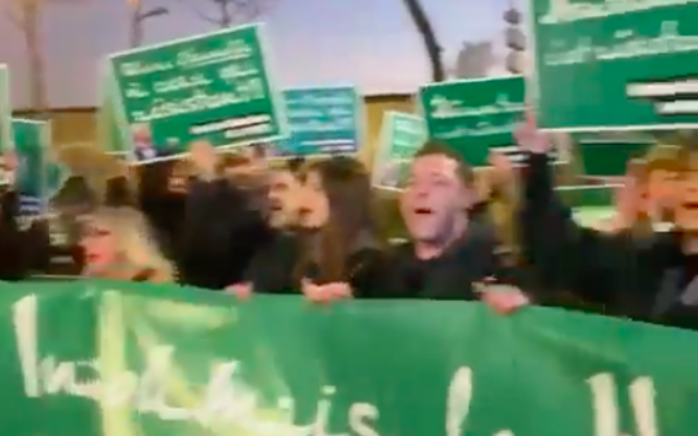 Une manifestation contre la complaisance de LFI avec le Hamas, à Paris, le 16 décembre 2023. (Crédit : Collectif Nous Vivrons, capture d’écran)