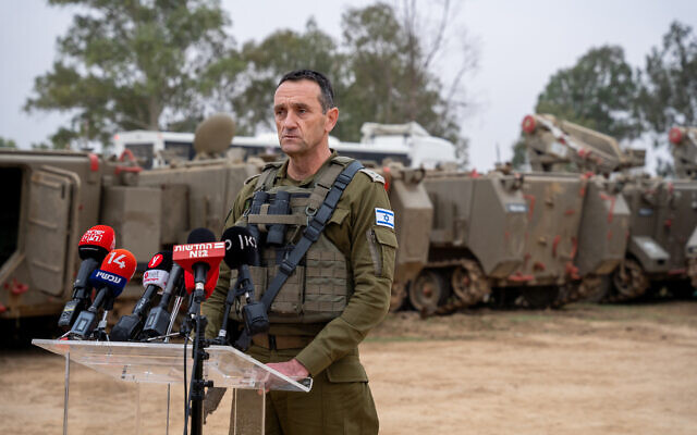 Le chef d’état-major de Tsahal, le lieutenant-général Herzi Halevi, s’adressant à la presse depuis le sud d’Israël, le 5 décembre 2023. (Crédit : Emanuel Fabian/Times of Israel)