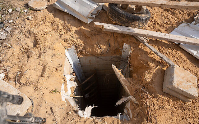 Un tunnel du Hamas découvert par les troupes de Tsahal dans le nord de Salatin, près de Jabaliya, le 7 décembre 2023. (Crédit : Emanuel Fabian/Times of Israël)