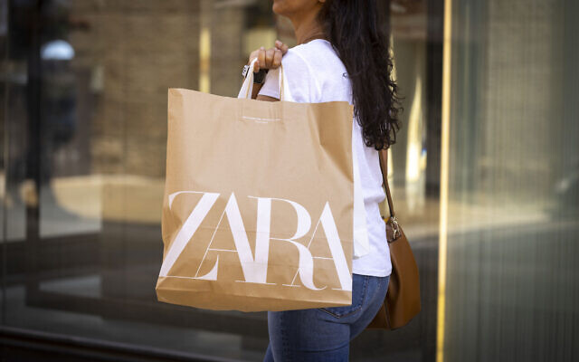 Une cliente de Zara, à Jérusalem, le 28 juin 2022. (Crédit : Olivier Fitoussi/Flash90)