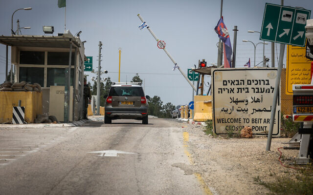 Des soldats israéliens gardant le point de contrôle de Rantis, en Cisjordanie, le 23 avril 2023. (Crédit : Jonathan Shaul/Flash90/Dossier)