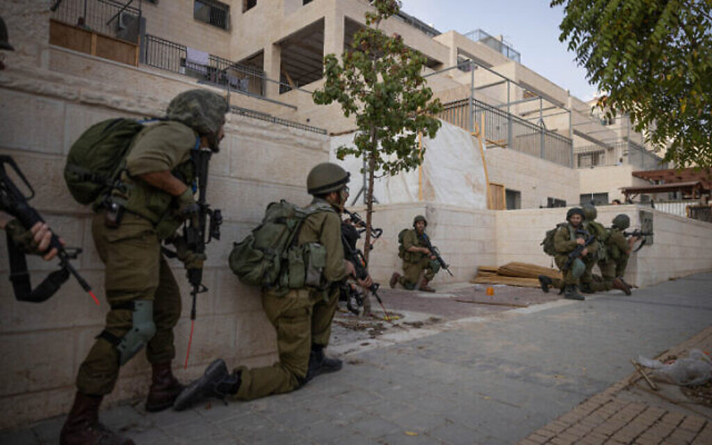 Des soldats israéliens lors d'un exercice simulant une infiltration terroriste dans l'implantation de Beitar Illit, en Cisjordanie, le 24 octobre 2023. (Crédit : Chaim Goldberg/Flash90)