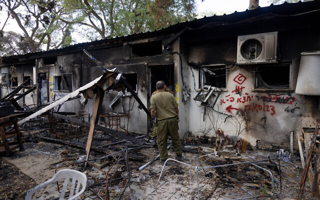 Des soldats dans le kibboutz Nir Oz, détruit par les terroristes du Hamas le 7 octobre lors de leur attaque dans le sud d'Israël, le 21 novembre 2023. (Crédit : Chaim Goldberg/Flash90)