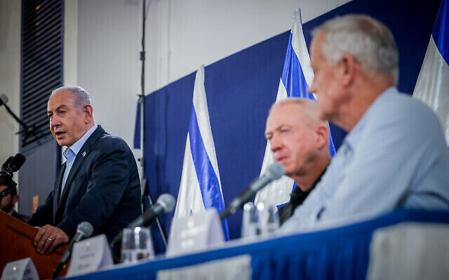 Le Premier ministre Benjamin Netanyahu, le ministre de la Défense Yoav Gallant et le ministre du Cabinet de guerre Benny Gantz prennent la parole lors d'une conférence de presse au siège du ministère de la Défense à Tel Aviv, le 22 novembre 2023. (Crédit : Chaim Goldberg/Flash90)