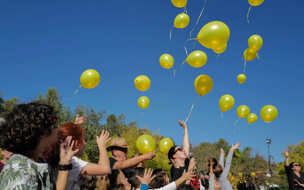 Des personnes rassemblées avec des ballons jaunes appelant à la libération des Israéliens enlevés par les terroristes du Hamas à Gaza, au village d'artistes d'Aniam, sur le plateau du Golan, le 1er décembre 2023. (Crédit : Michael Giladi/Flash90)