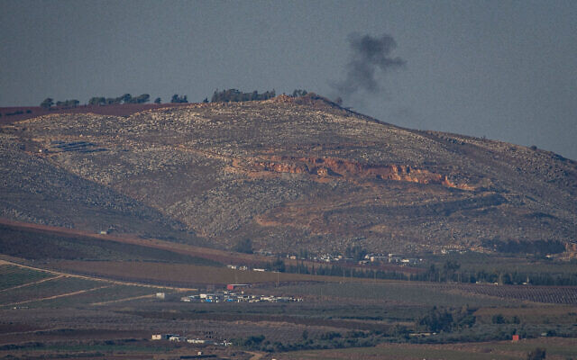 De la fumée s’élevant lors d'un échange de tirs entre l’armée israélienne et le Hezbollah, à la frontière entre Israël et le Liban, le 3 décembre 2023. (Crédit : Ayal Margolin/Flash90)