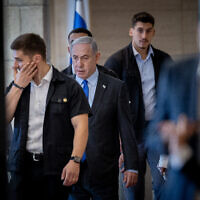 Le Premier ministre Benjamin Netanyahu arrivant pour une réunion de son parti, le Likud, à la Knesset, à Jérusalem, le 3 décembre 2023. (Crédit : Yonatan Sindel/Flash90)