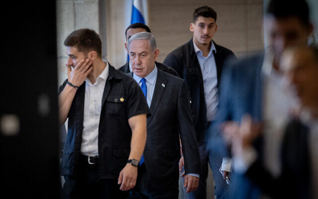 Le Premier ministre Benjamin Netanyahu arrivant pour une réunion de son parti, le Likud, à la Knesset, à Jérusalem, le 3 décembre 2023. (Crédit : Yonatan Sindel/Flash90)