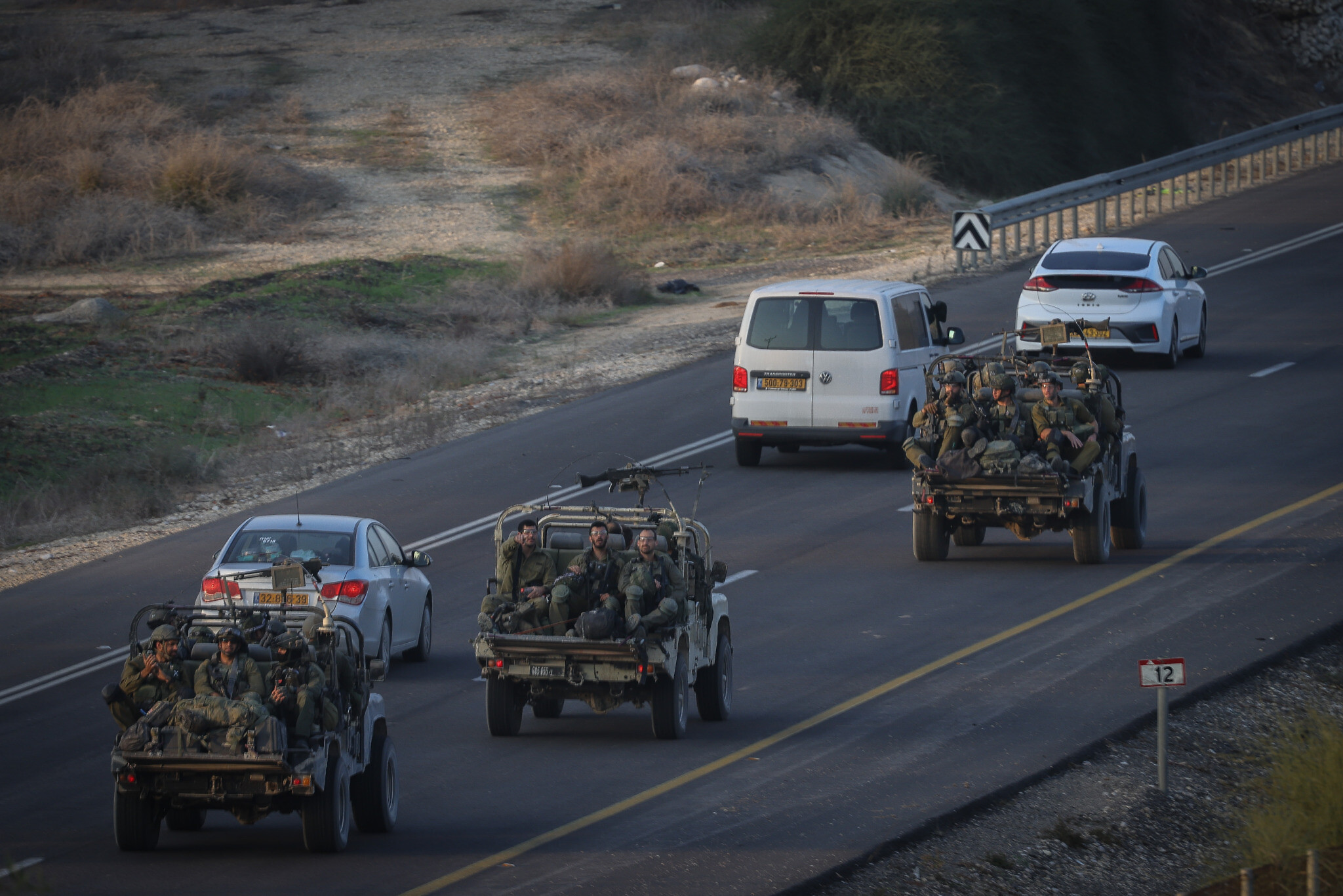 Des soldats israéliens sur une route frontalière de Gaza, au sud d'Israël, le 4 décembre 2023. (Crédit : Chaim Goldberg/Flash90)