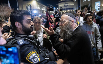 Baruch Marzel, figure politique kahaniste de longue date, se confronte  à un policier lors d’une manifestation ultranationaliste devant la Vieille Ville de Jérusalem, le 7 décembre 2023. (Chaim Goldberg/Flash90)