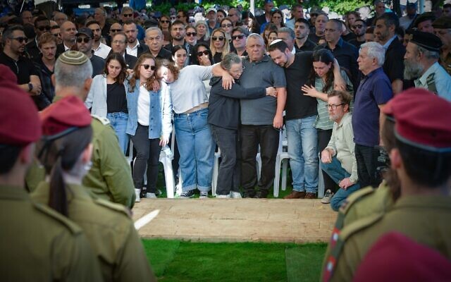 Le ministre du cabinet de guerre Gadi Eisenkot, sa famille et ses amis assistant aux funérailles de son fils Gal, à Herzliya, le 8 décembre 2023. (Crédit : Avshalom Sassoni/Flash90)