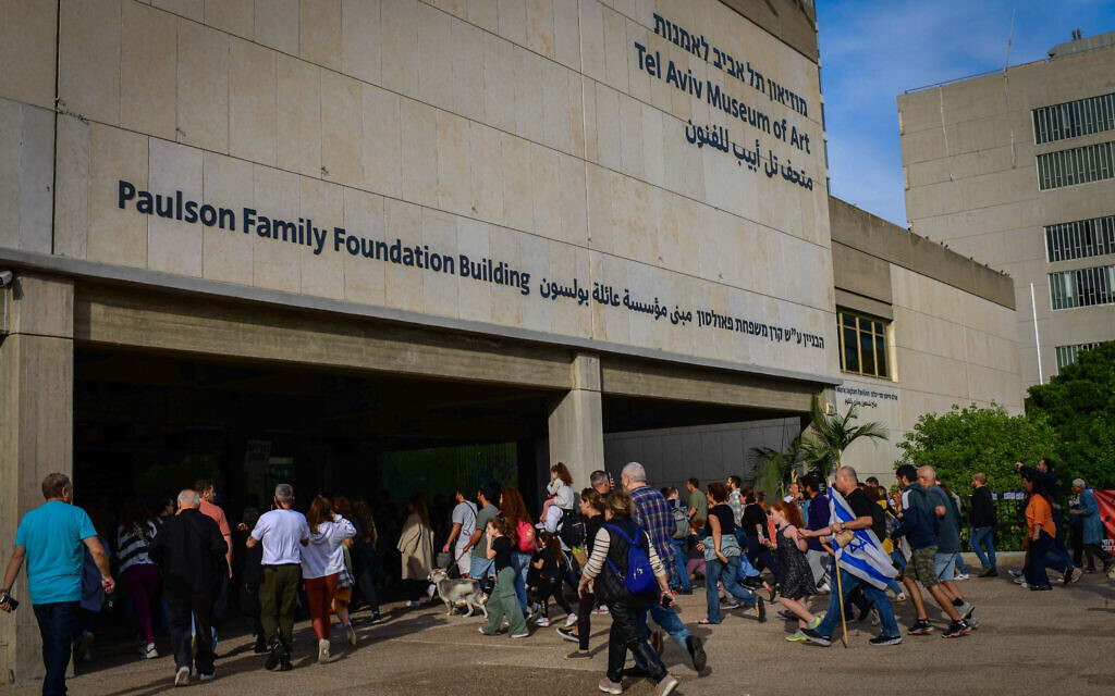 Des gens trouvent un abri face aux tirs de missiles à l'intérieur du musée d'art de Tel Aviv pendant une manifestation réclamant la libération des otages sur la "Place des Otages" de Tel Aviv, le 8 décembre 2023. (Crédit : Tomer Neuberg/ Flash90)