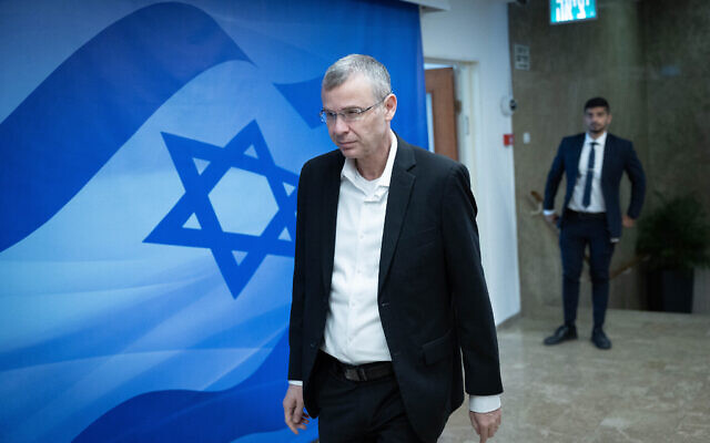 Le ministre de la Justice Yariv Levin arrive à la réunion du cabinet au bureau du Premier ministre de Jérusalem, le 10 décembre 2023. (Crédit : Yonatan Sindel/Flash90)