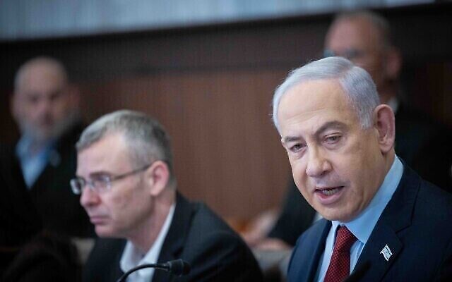 Le Premier ministre israélien Benjamin Netanyahu dirige le Conseil des ministres dans les bureaux du Premier ministre à Jérusalem, le 10 décembre 2023. (Crédit : Yonatan Sindel/Flash90)