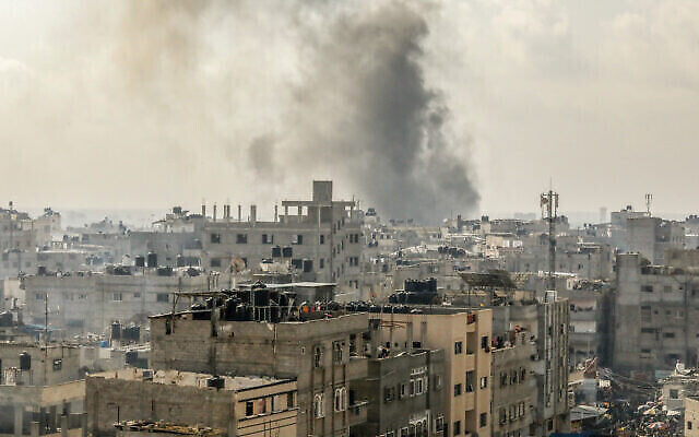 Une colonne de fumée s'élève après une frappe aérienne israélienne sur la ville de Rafah, dans le sud de la bande de Gaza, le 12 décembre 2023. (Crédit : Abed Rahim Khatib/Flash90)