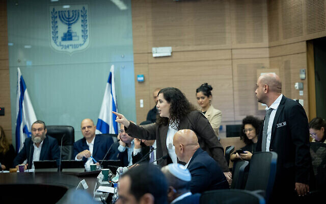 Les esprits s'échauffent lors d'une audition de la commission des finances de la Knesset, le 12 décembre 2023. (Crédit : Yonatan Sindel/Flash90)