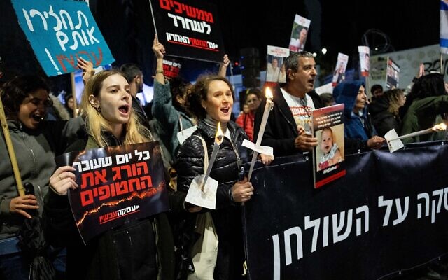 Des familles d'otages détenus à Gaza, exigeant une reprise des négociations, marchant vers le bureau du Premier ministre, à la Knesset, à Jérusalem, le 12 décembre 2023. (Crédit: Yonatan Sindel/Flash90)