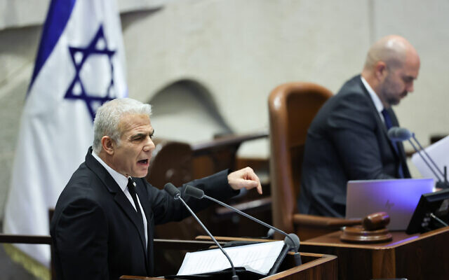 Le leader de l'opposition Yaïr Lapid s'adressant au plénum de la Knesset lors d'une discussion et d'un vote sur la mise à jour du budget de l'État, à Jérusalem, le 14 décembre 2023. (Crédit : Yonatan Sindel/Flash90)