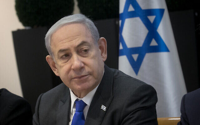 Le Premier ministre Benjamin Netanyahu au QG militaire de la Kirya à Tel Aviv, le 17 décembre 2023. (Crédit : Miriam Alster/Flash90)