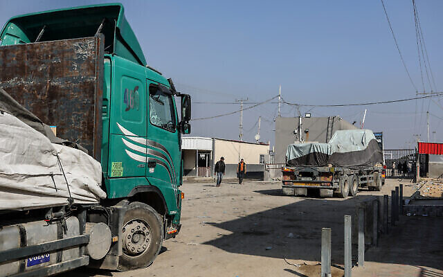 Des camions chargés d'aide humanitaire arrivent du côté palestinien du poste-frontière de Kerem Shalom, dans le sud de la bande de Gaza, le 18 décembre 2023. (Crédit : Abed Rahim Khatib/Flash90)